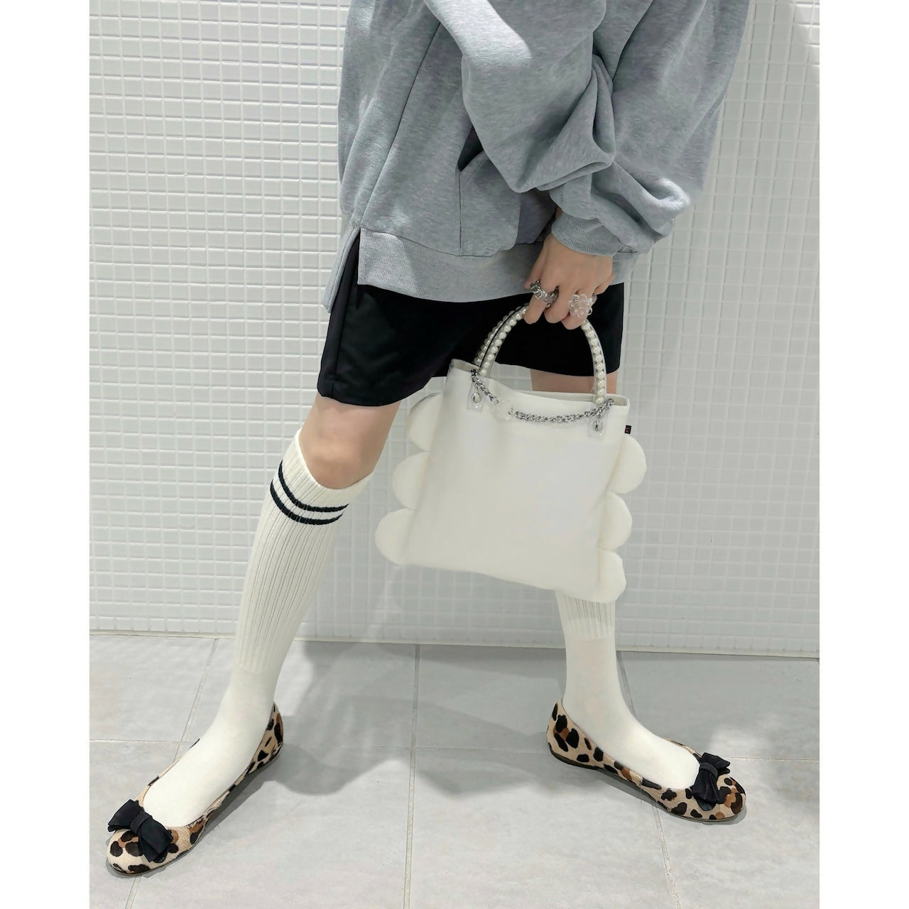 SYNTHETIC LEATHER SCALLOP PEARL HANDLE BAG Keiyamaguchi works