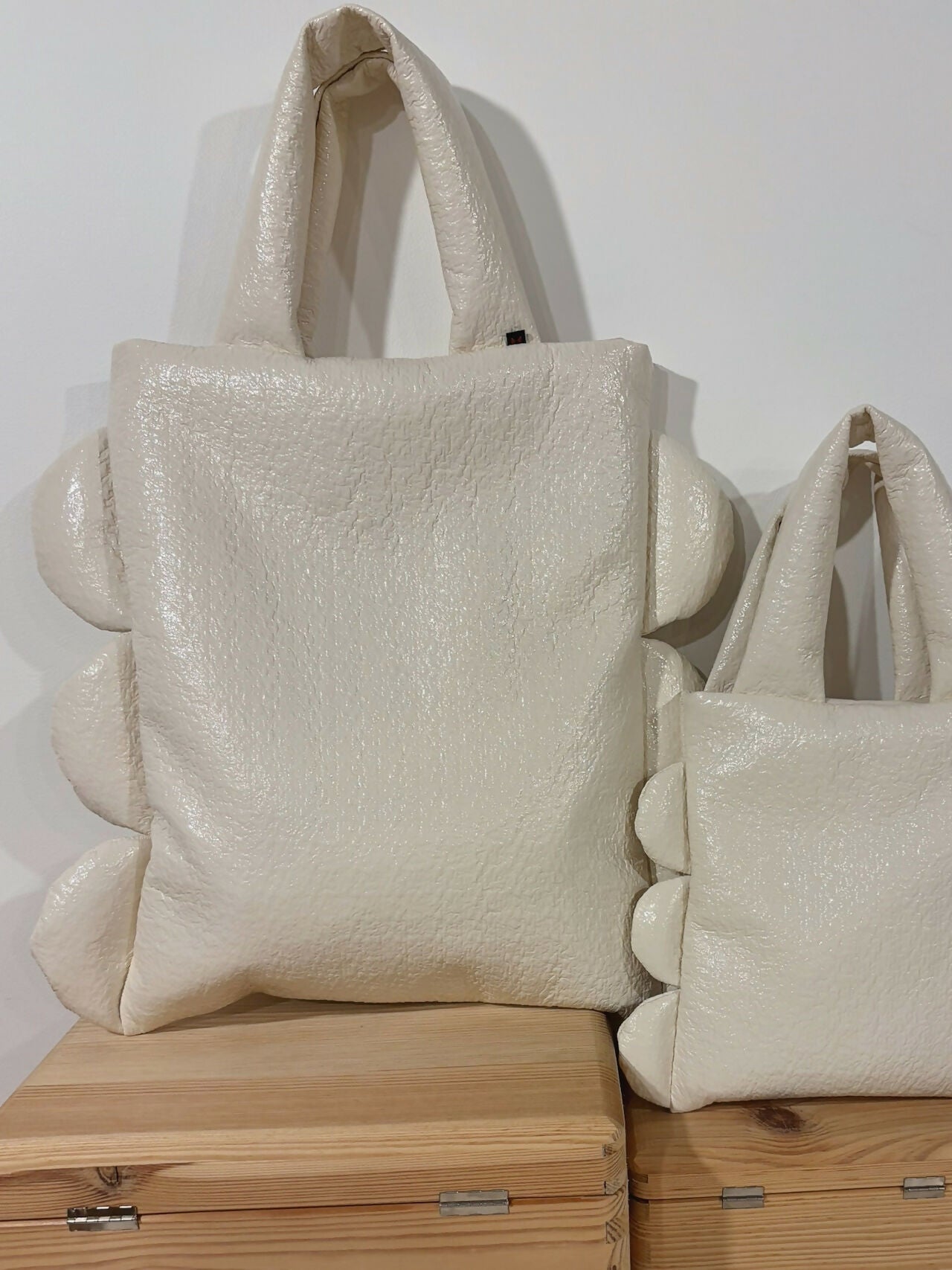 TEXTURE ENAMEL TOTE BAG Studio Stars
