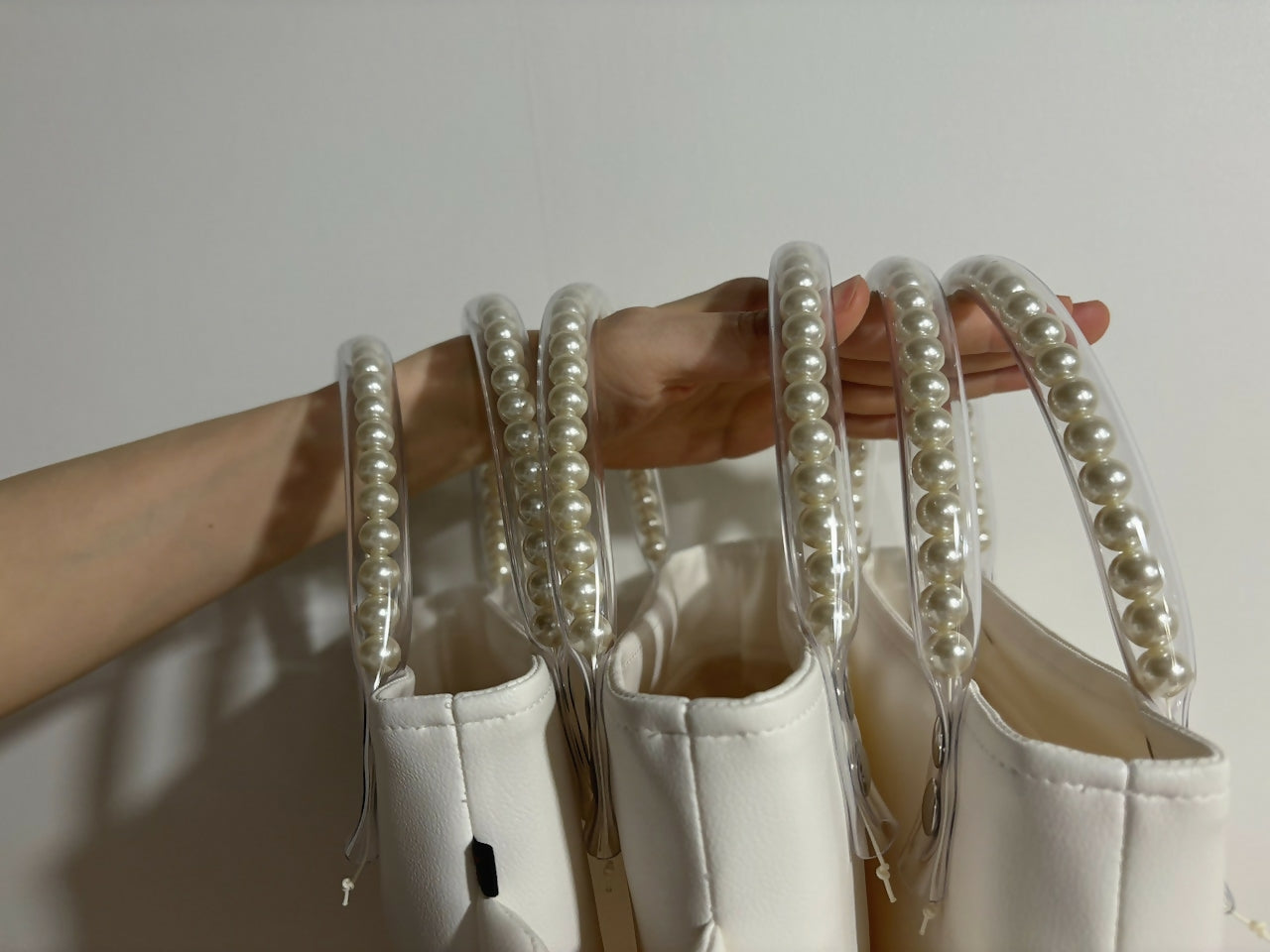 SYNTHETIC LEATHER SCALLOP PEARL HANDLE BAG Keiyamaguchi works