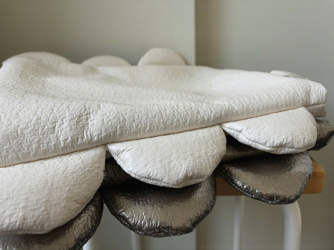 TEXTURE ENAMEL TOTE BAG Studio Stars