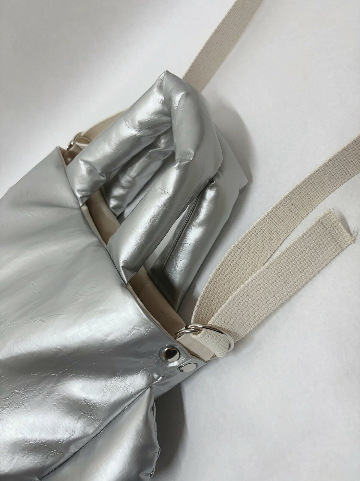 MATT METALLIC ENAMEL SCALLOP TOTE BAG Studio Stars